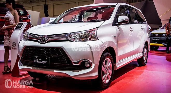 Gambar mobil Toyota Avanza Veloz 2017 berwarna putih di dalam pameran mobil di Indonesia