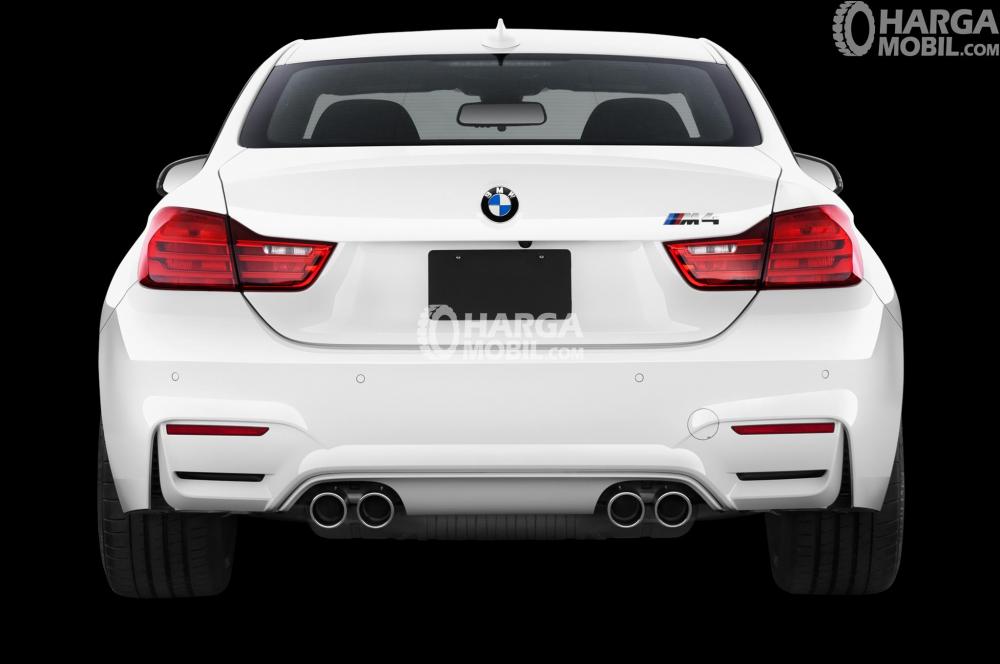 Bagian belakang mobil BMW M4 berwarna putih