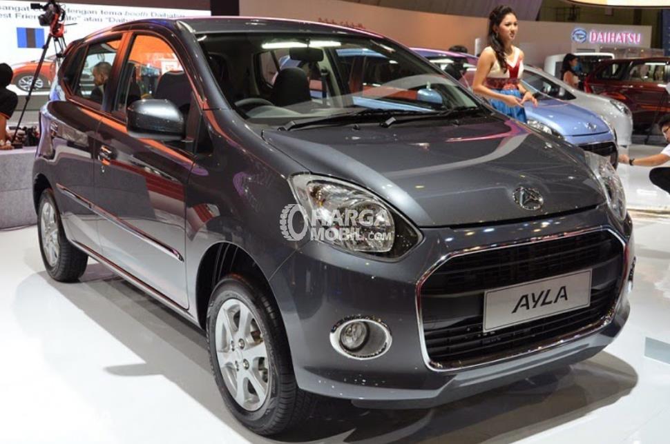 Sebuah Mobil Daihatsu Ayla Berwarna Putih Sedang Hadir Di Boothnya ...