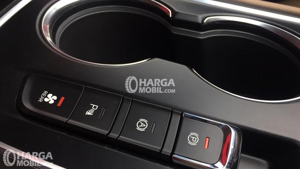 gambar menunjukkan sistem dalam sebuah mobil dengan banyak tombol kontrol