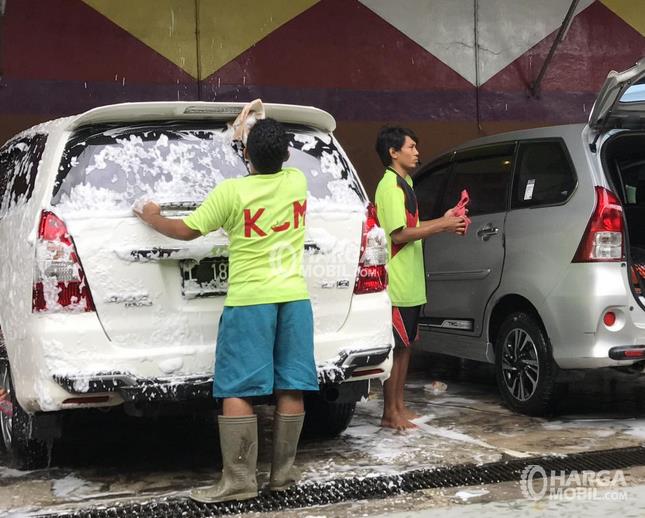 Begini Cara Merawat Mobil Warna Putih Supaya Tetap Kinclong