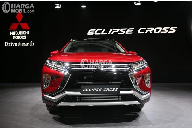 gambar menunjukkan sebuah mobil Mitsubishi Eclipse Cross berwarna merah sedang ada dalam pameran otomotif