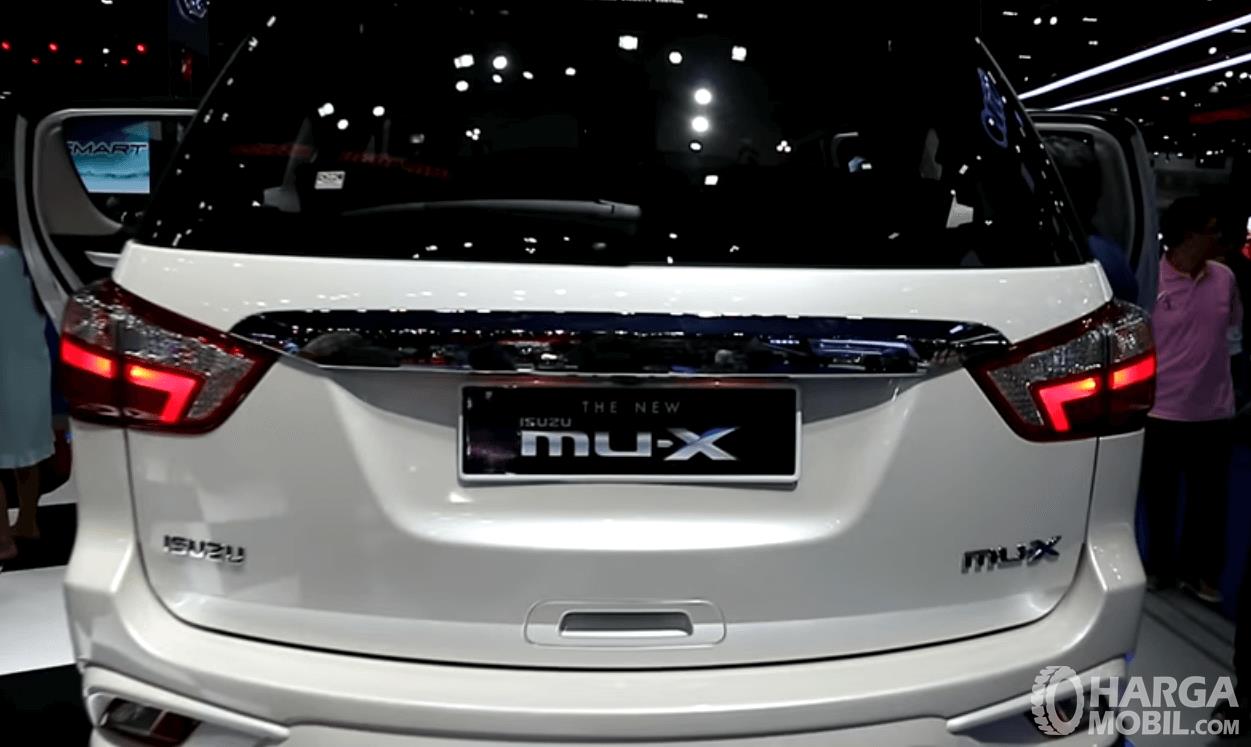 Gambar ini menunjukkan bagian belakang pada mobil Isuzu MU-X 2018 dan terlihat lampu belakang dan beberapa bagian lainnya