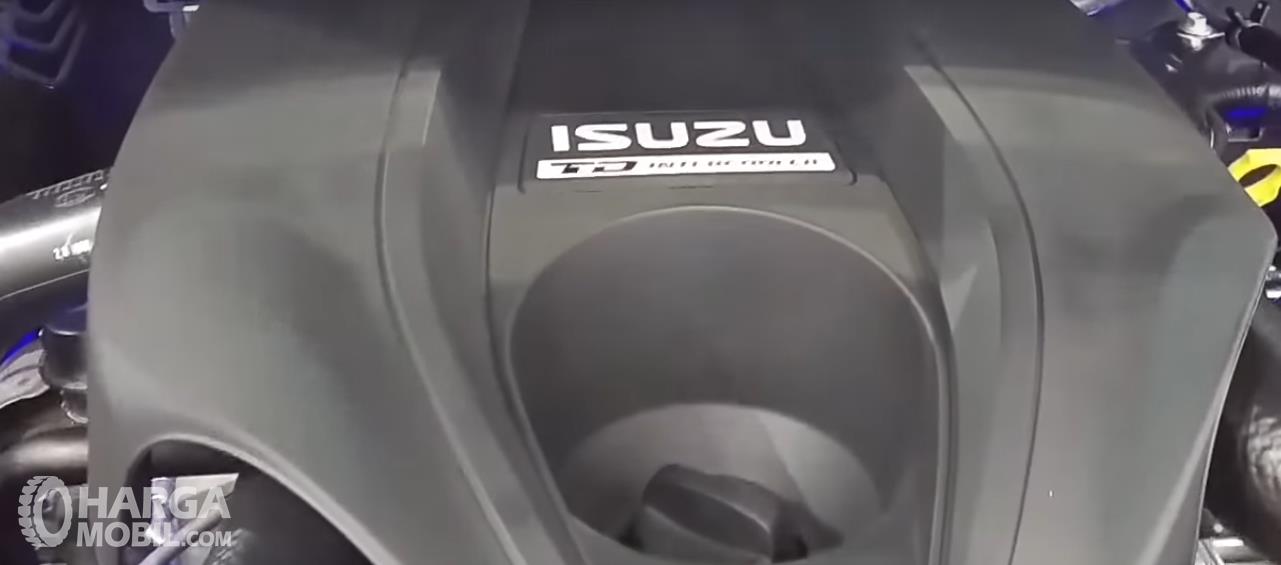 Gambar ini menunjukkan mesin mobil Isuzu MU-X 2018 dengan warna hitam dan bertuliskan Isuzu warna putih