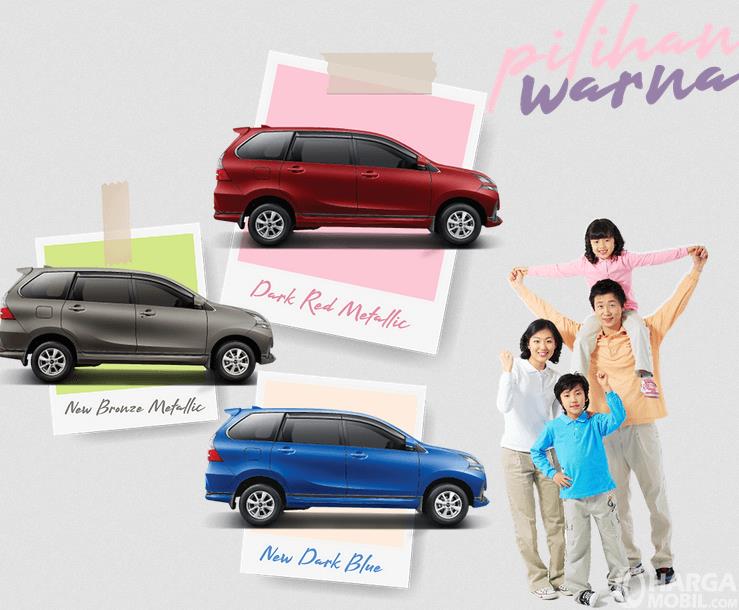 Gambar ini menunjukkan 3 pilihan warna Daihatsu Xenia 2019 dan terdapat sebuah keluarga di depannya