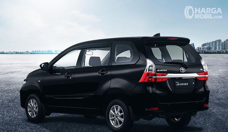 Gambar ini menunjukkan Toyota New Avanza 2019 warna hitam tampak samping dan belakang
