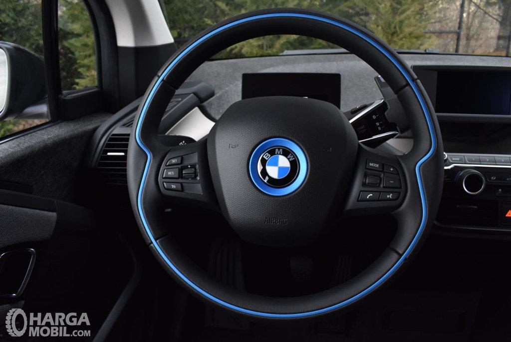 Setir BMW i3 2014 menggunakan desain tiga palang