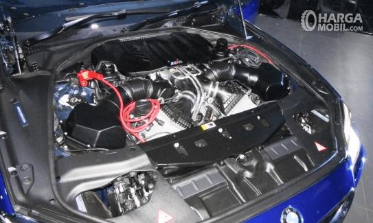 Gambar ini menunjukkan mobil BMW M6 2013 dengan terlihat beberapa omponen dan kabelnya