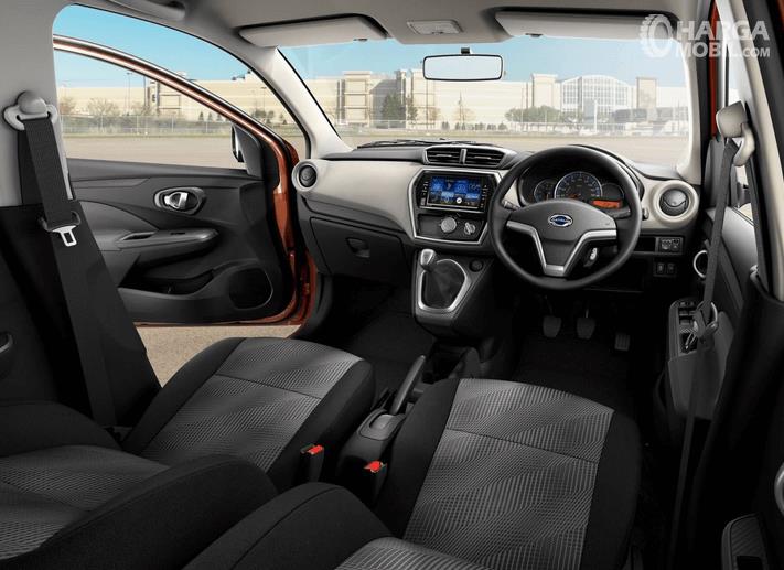 Gambar ini menunjukkan interior depan Datsun Go+ terlihat dashboard dan kemudi