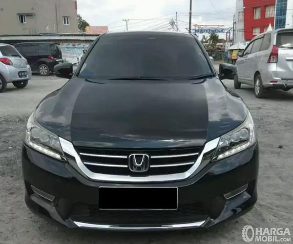 Gambar ini menunjukkan Mobil Honda Accord 2.4 Tahun 2013 warna hitam tampak bagian depan