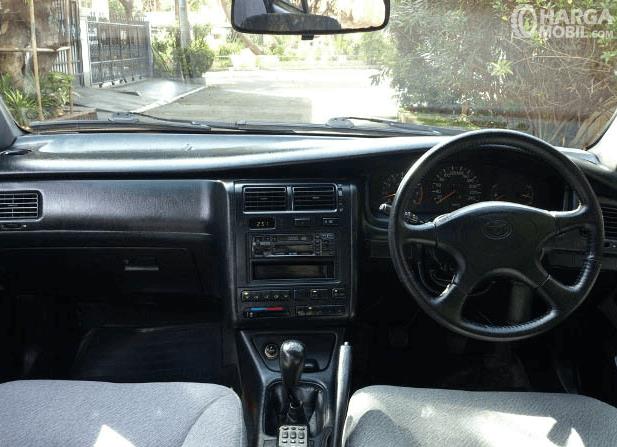 Gambar ini menunjukkan interior dashboard Toyota Corona 1993