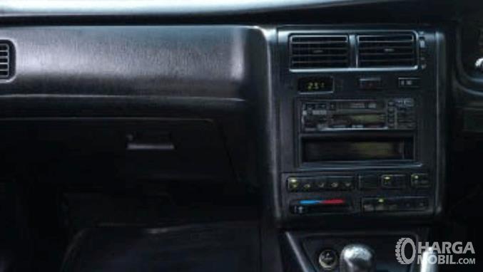 Gambar ini menunjukkan head unit mobil Toyota Corona 1993