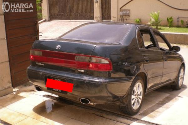 Gambar ini menunjukkan mobil Toyota Corona 1993 tampak bagian belakang