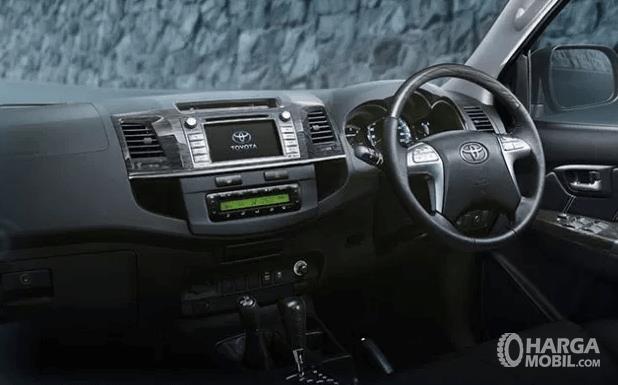 Gambar ini menunjukkan interior dashboard Toyota Fortuner 2005