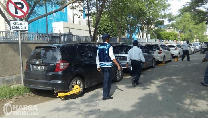 Gambar Ini Menunjukkan Proses Penertiban Mobil Yang Parkir Sembarangan