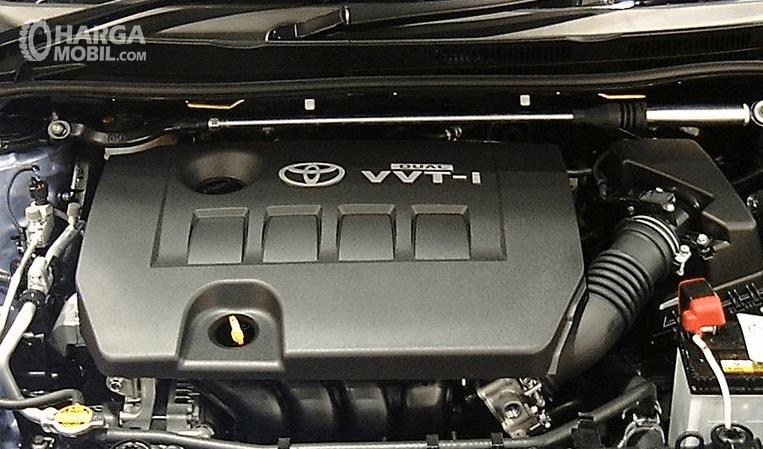 Gambar ini menunjukkan mesin mobil Toyota Corolla Altis 2008 dengan tulisan VVT-i