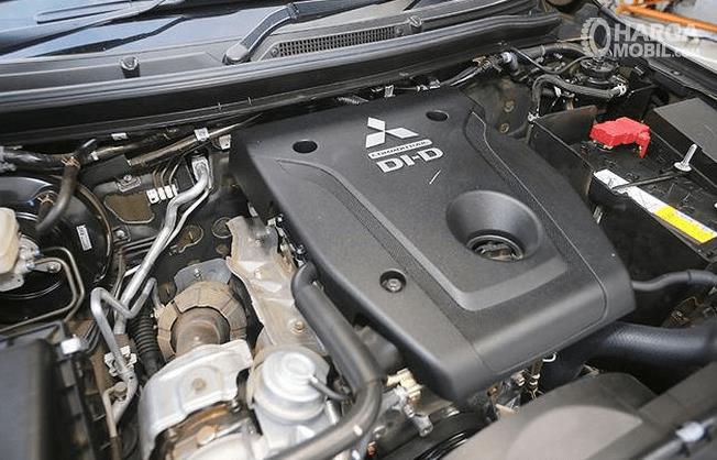 Gambar ini menunjukkan mesin diesel dari Mitsubishi