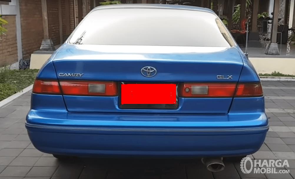 Gambar ini menunjukkan bagian belakang Toyota Camry 1998 warna biru