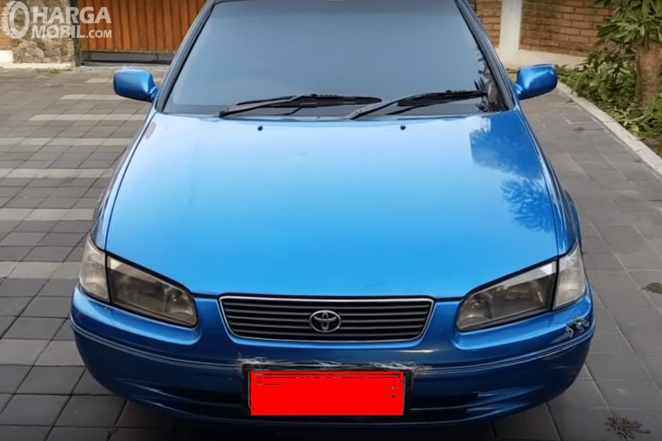 Gambar ini menunjukkan bagian depan Toyota Camry 1998 warna biru