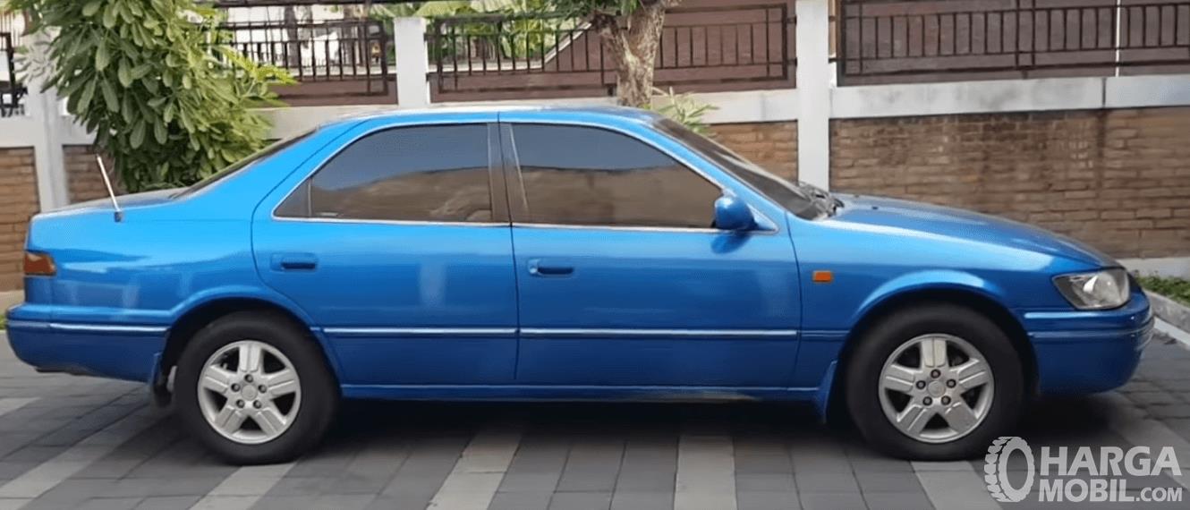 Gambar ini menuunjukkan bagian samping Toyota Camry 1998 warna biru