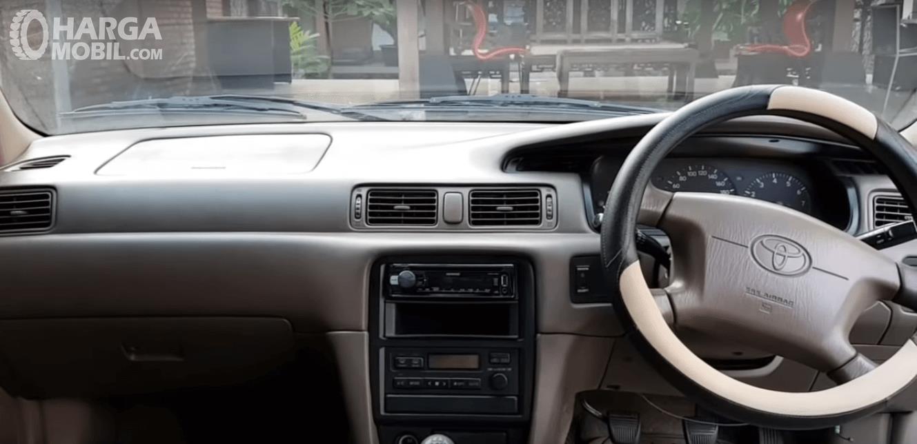 Gambar ini menunjukkan interior Toyota Camry 1998 tampak kemudi dan dashboard