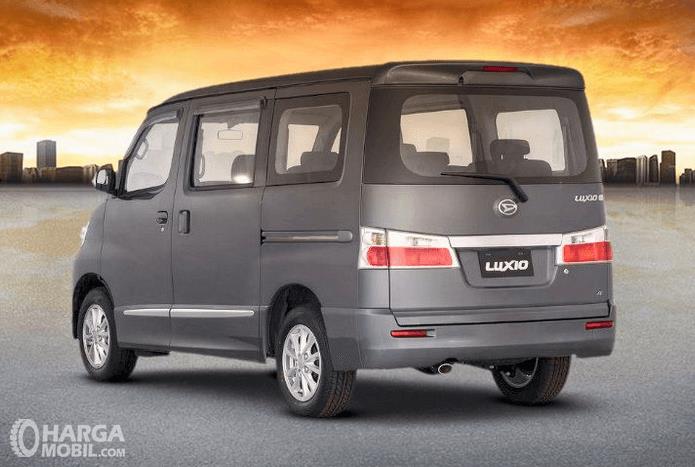 Gambar ini menunjukkan Daihatsu Luxio tampak belakang dan samping kiri