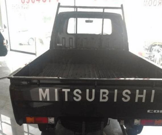 Gambar ini menunjukkan bagian belakang Mitsubishi Colt L300 2017 warna hitam
