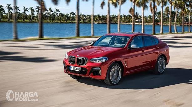 BMW X4 2019 berdiri dalam kategori SAV, Sport Activity Vehicle, menggambungkan esensi maskulin SUV dan lekuk agresif kupe
