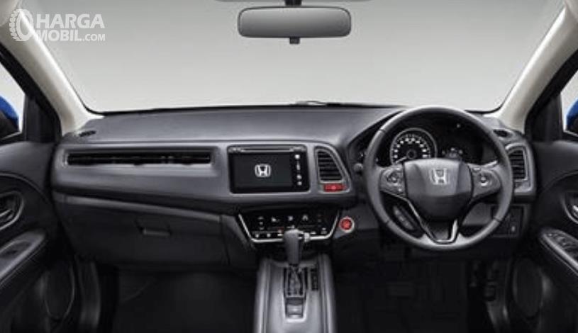 Gambar ini menunjukkan bagian dashboard dan kemudi mobil Honda HR-V E 2014