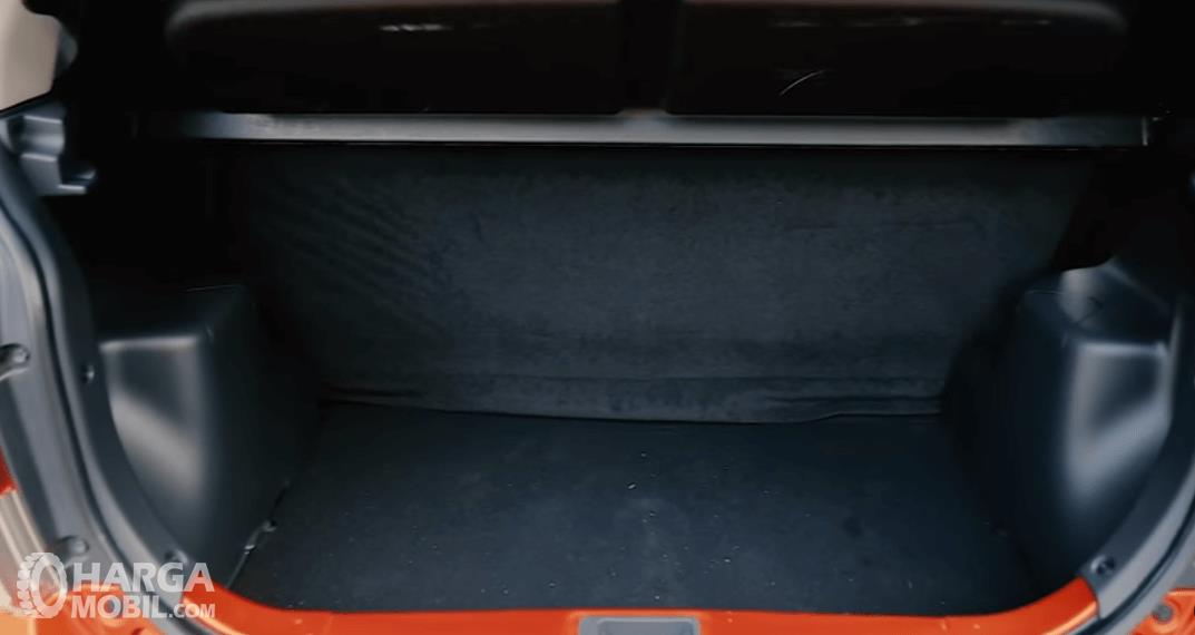 Gambar ini menunjukkan bagasi mobil Daihatsu Ayla 1.2 R AT Deluxe 2017