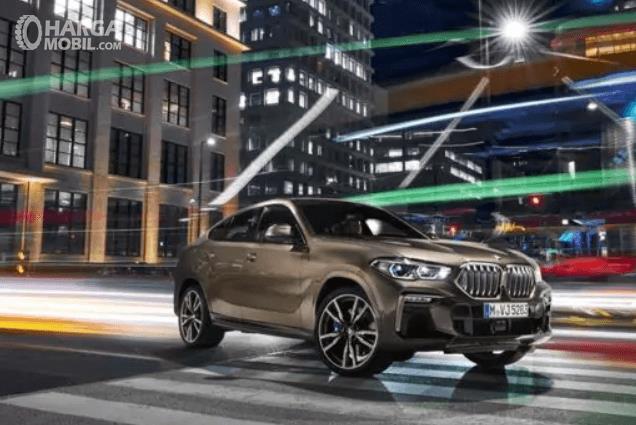 Gambar ini menunjukkan mobil BMW X6 Generasi Terbaru tampak samping dan depan