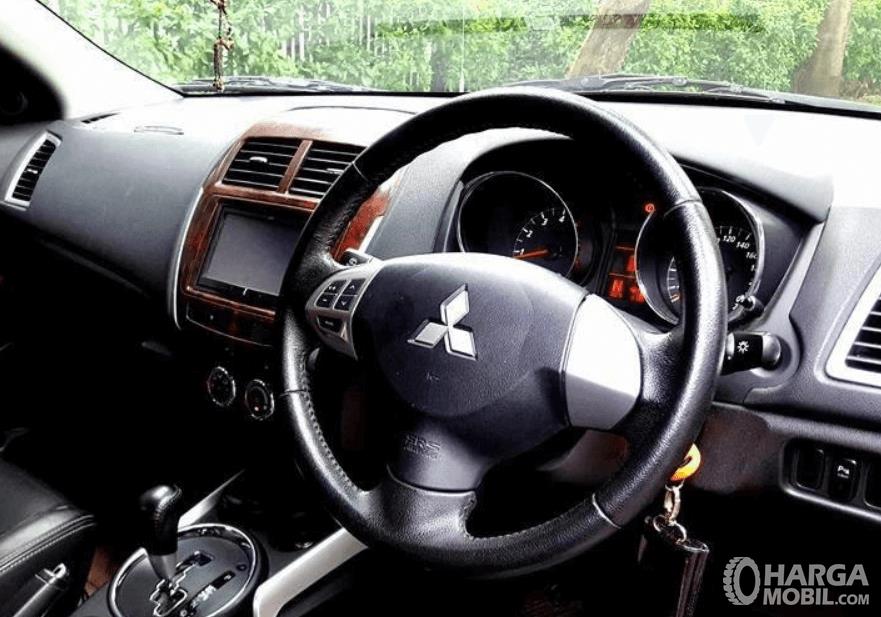 Gambar ini menunjukkan bagian dashboard mobil Mitsubishi Outlander Sport GLS CVT 2012