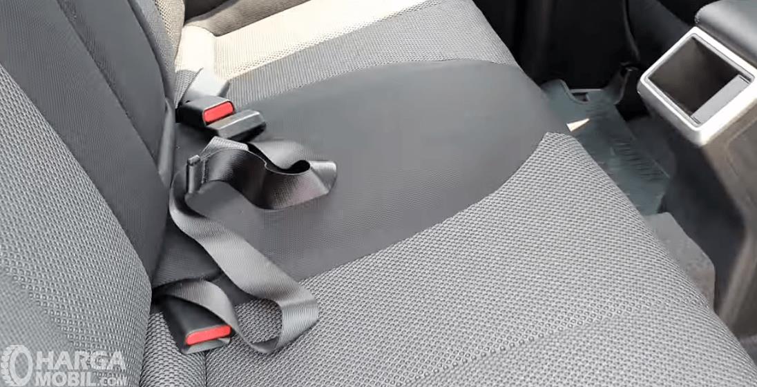 Gambar ini menunjukkan jok belakang Mitsubishi Triton GLS MT D-Cab 2019