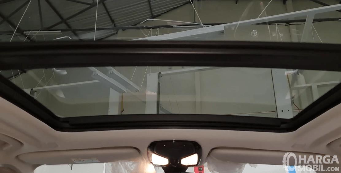 Gambar ini menunjukkan panoramic sunroof mobil BMW X5 xDrive40i 2021 