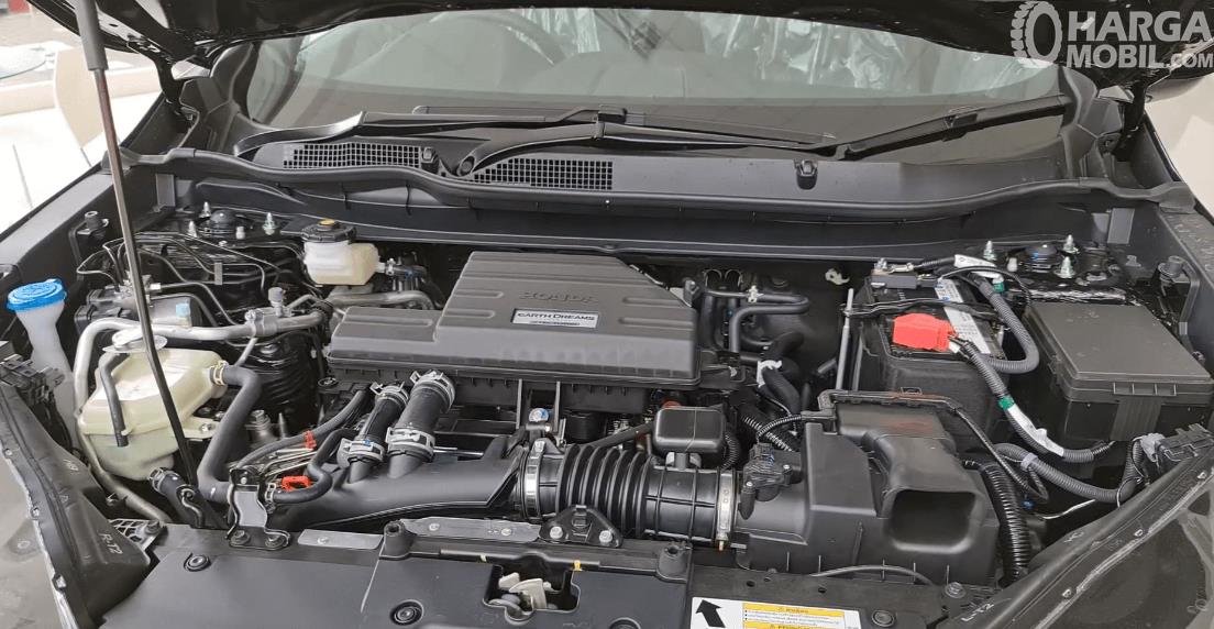 Gambar ini menunjukkan mesin mobil Honda CR-V Turbo Prestige 2021