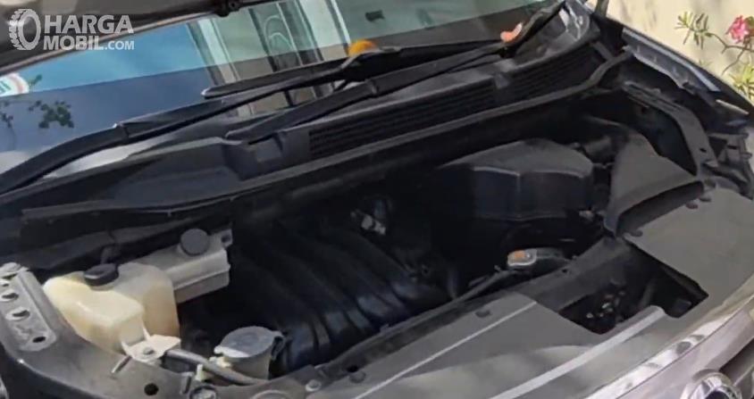 Gambar ini menunjukkan mesin mobil Nissan Serena X 2013