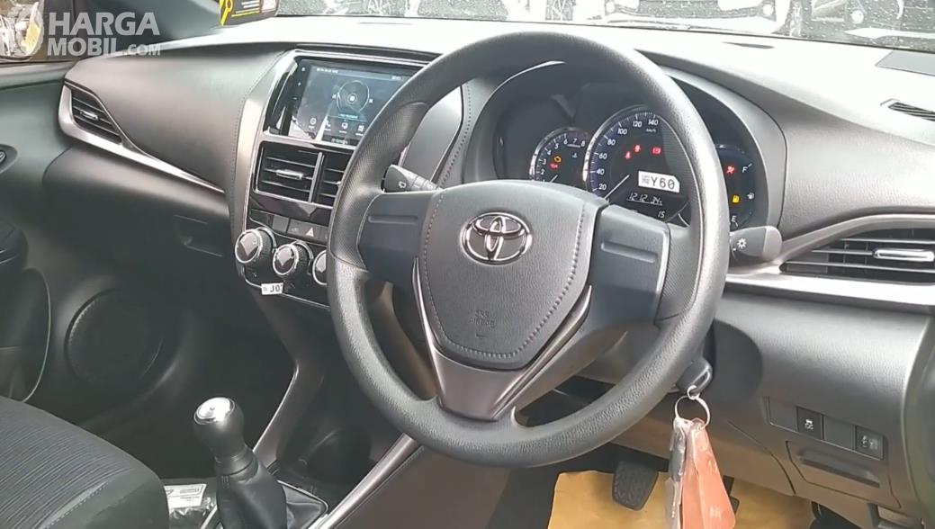 Gambar ini menunjukkan dashboard dan kemudi Toyota Yaris G 2020