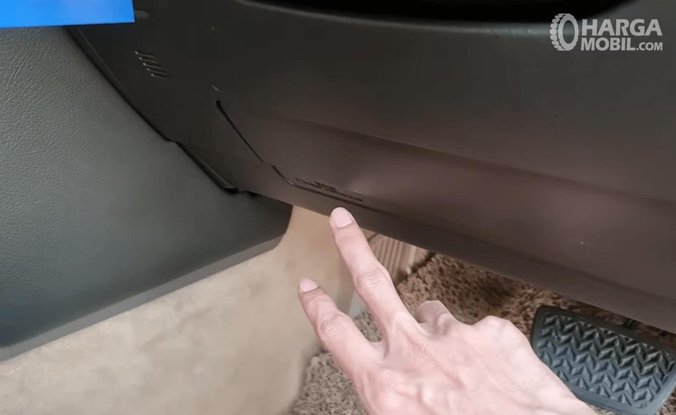 Gambar ini menunjukkan fitur airbag untuk kaki pada Toyota Land Cruiser 2011