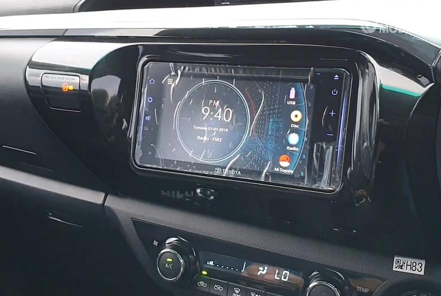 Gambar ini menunjukkan head unit Toyota Hilux D Cab V 2020