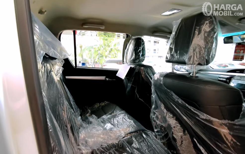 Gambar ini menunjukkan jok belakang Toyota Hilux D Cab V 2020