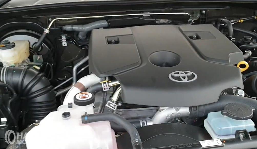 Gambar ini menunjukkan mesin Toyota Hilux D Cab V 2020