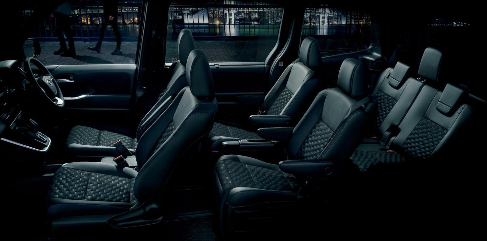 Kabin Toyota Voxy 2022 dilengkapi captain seat untuk memanjakan penumpang kursi tengah