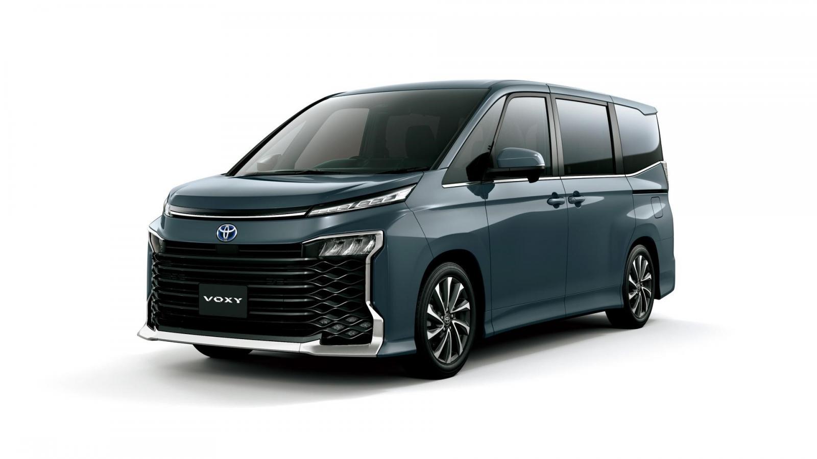 Toyota Voxy 2022 menjadi pemimpin segmen pasar MPV medium kelas 2,0 liter
