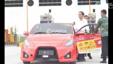 Presiden Joko Widodo Menguji Mobil Listrik Asal Indonesia