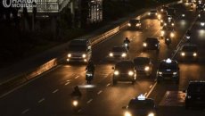 Atasi Silau Cahaya Lampu Mobil Saat Mengemudi Malam Hari Dengan 4 Cara Ini