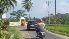 Tips Mengemudi Di Jalan Sempit Dengan Mobil Perlu Diperhatikan